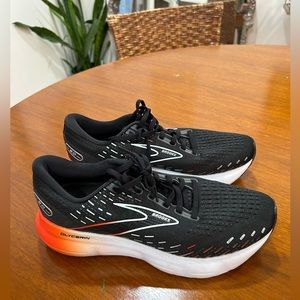 Brooks Glycerin 20 running shoe in Black/Red/Opal - Like new!